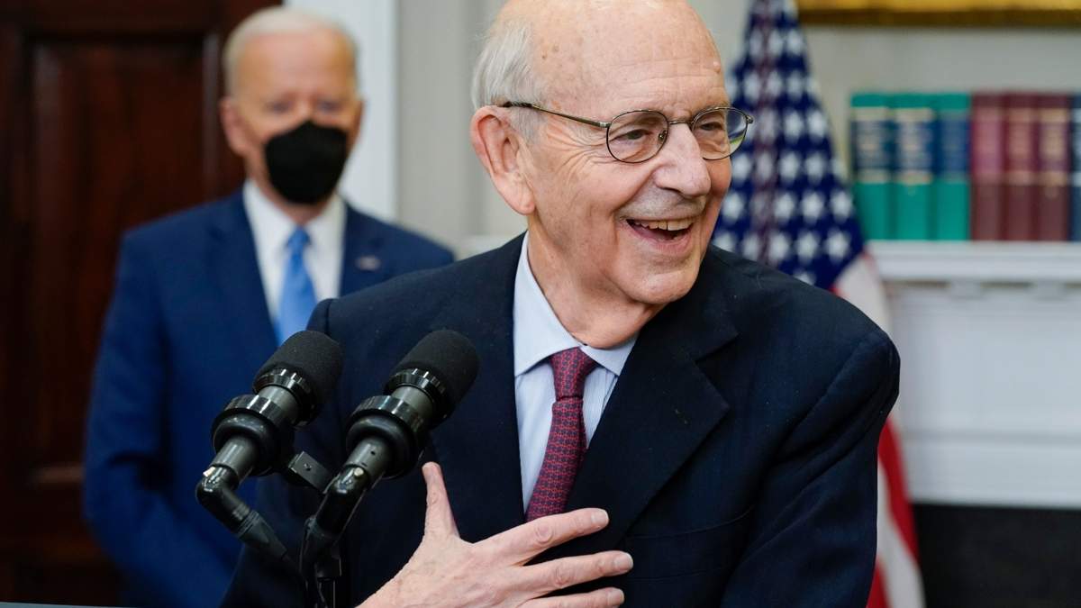 El juez Stephen Breyer y el presidente Joe Biden