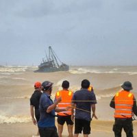 Vietnam evacúa a miles de personas y cierra aeropuertos tras el paso del tifón Bualoi
