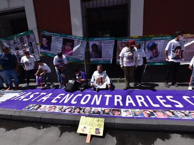 Familias de desaparecidos cierran simbólicamente la Ceavi; denuncian omisiones y negligencia