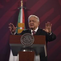 Si Ebrard decide ser independiente, mandaría a Gálvez al tercer lugar: AMLO