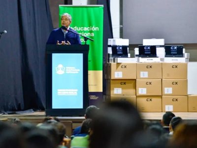 Más de 300 alumnos del nivel superior de Chos Malal recibieron notebooks del programa de becas