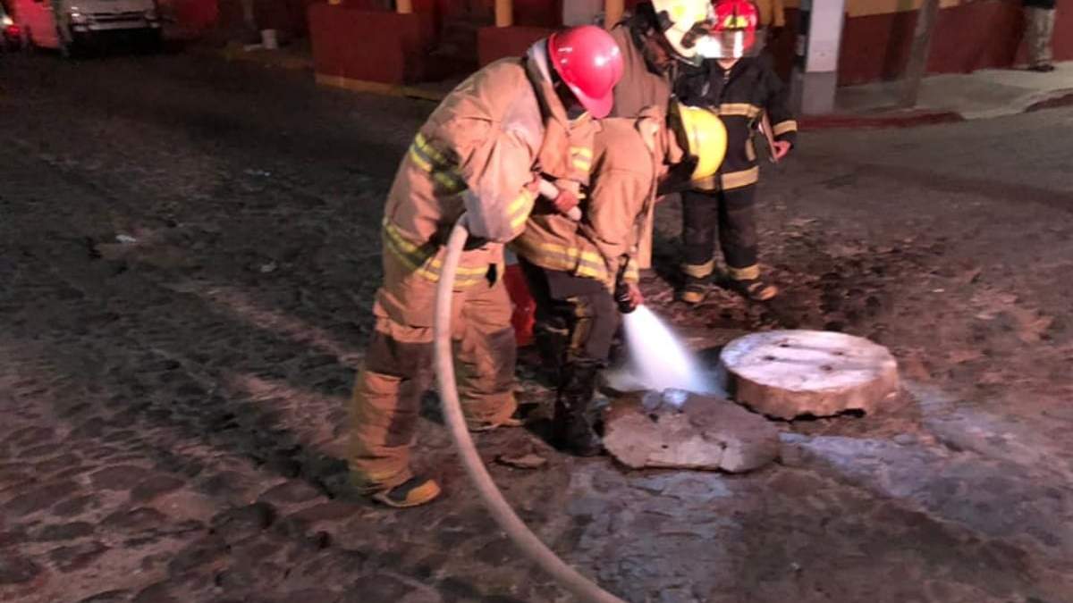 Bomberos intentan neutralizar el combustible