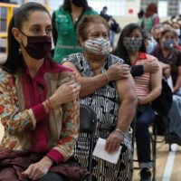Sheinbaum recibe segunda dosis de la vacuna Pfizer-BioNTech