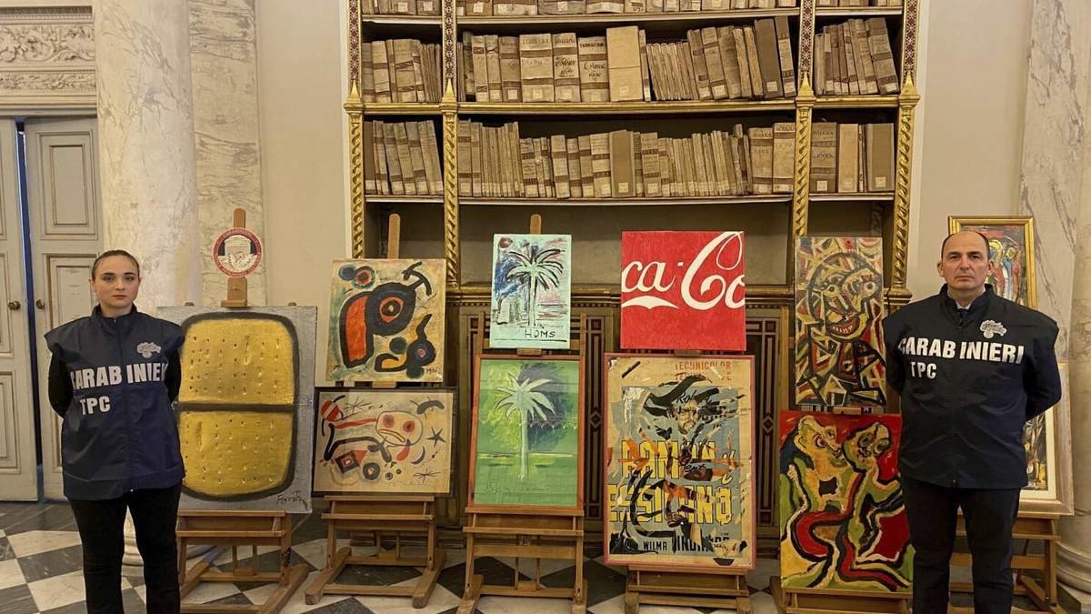 Obras de arte falsas decomisadas por la policía se muestran en Roma, Italia