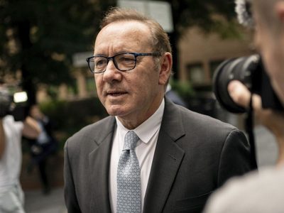 Kevin Spacey lucha por contener las lágrimas al testificar por acusaciones de abuso sexual