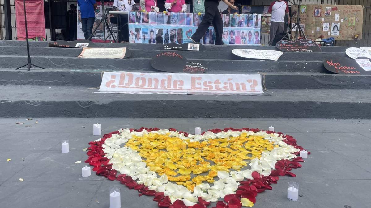 Con motivo del Día Internacional de las Víctimas de Desapariciones Forzadas, madres, organizaciones y colectivos de Chiapas colocaron cientos de fotografías, flores, veladoras y mensajes en memoria de las víctimas y denunciaron la inacción de las autoridades