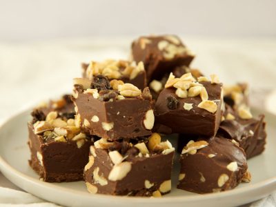 Turrón de chocolate y pasas: con solo 3 ingredientes, preparate para picar el postre más rico en Fin de Año