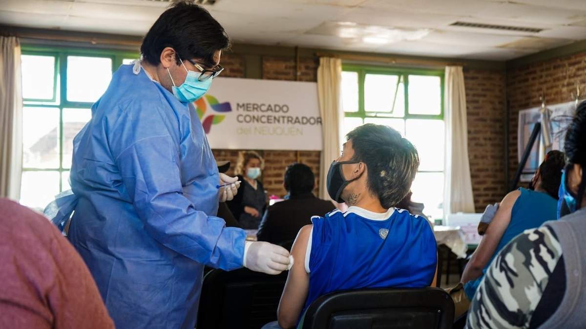 Jornada de vacunación contra el coronavirus en el Mercado Concentrador. Fuente: (Twitter)