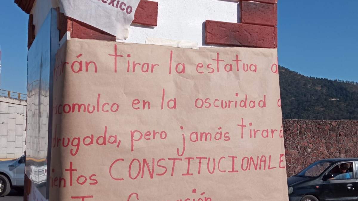 Los mensajes en el pedestal vacío