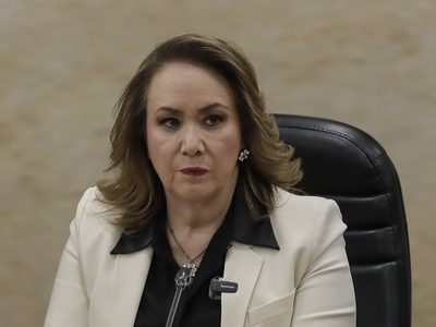 Ministra Yasmín Esquivel consigue que la UNAM frene revisión por plagio de tesis