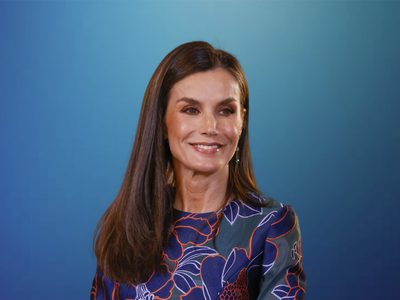 La reina Letizia lució pantalones de cuero rojo y se burló de la primavera con un look extremo