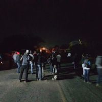 Denuncian el secuestro de un grupo de personas y protestan con el bloqueo de una carretera en Guerrero