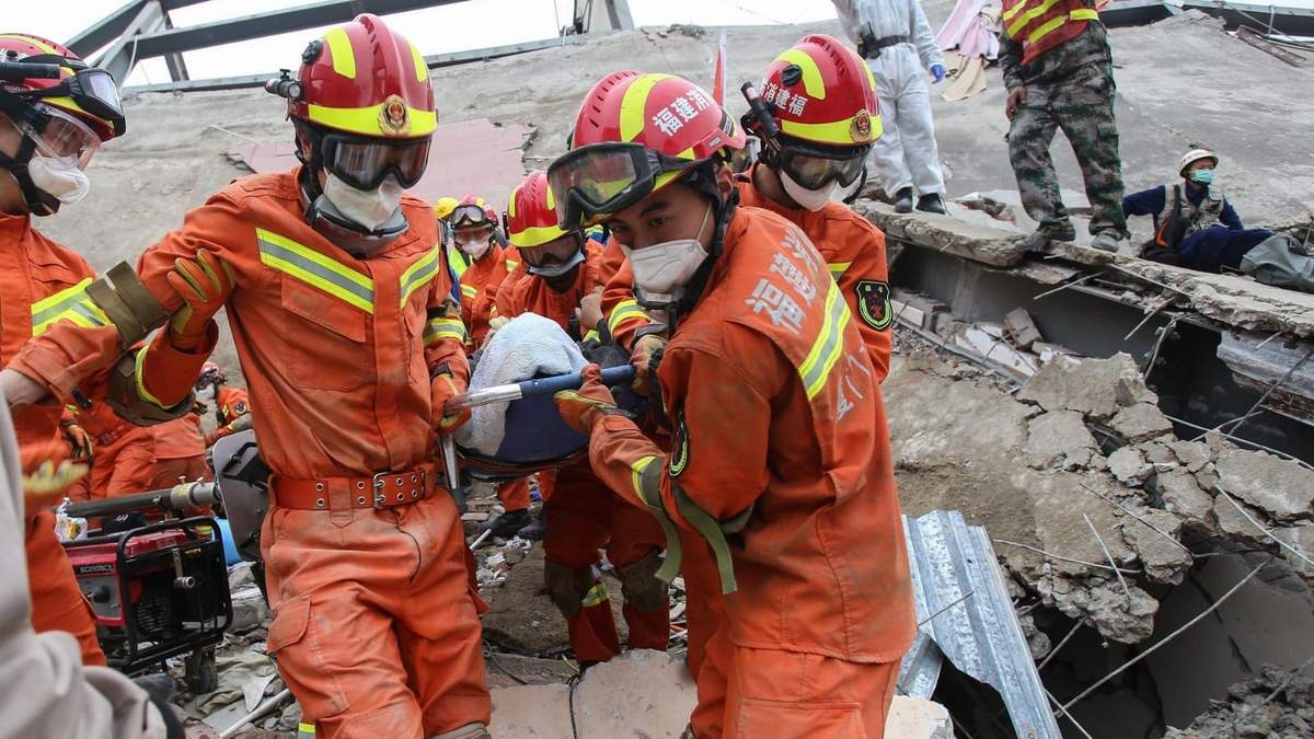 Rescatistas extraen un cuerpo sin vida de los escombros en China. Fuente: (Twitter)