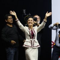 “Hoy llegamos todas”, dice Sheinbaum, y pide que la llamen “presidenta, con a”