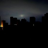 La cotidianidad del caos y la disputa por la verdad en la Venezuela de los apagones