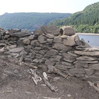 La severa sequía en Reino Unido hace emerger las ruinas de un pueblo inundado en 1888