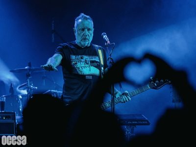 Peter Hook, show pospunk evocando a Joy Division y New Order (Video)