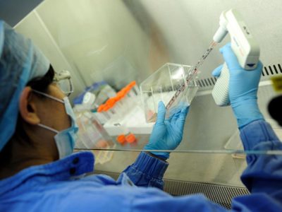 Tras error de AstraZeneca, OMS dice que necesita más datos para evaluar la vacuna