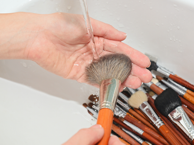 El secreto para limpiar tus brochas de maquillaje en menos de 5 minutos y sin productos caros