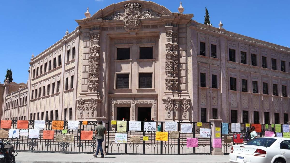 #ElTecNoEsCantina se lee en los carteles de protesta colocados por los alumnos