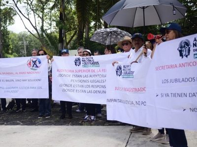 Maestros y jubilados reciben a Sheinbaum con protestas en Xalapa