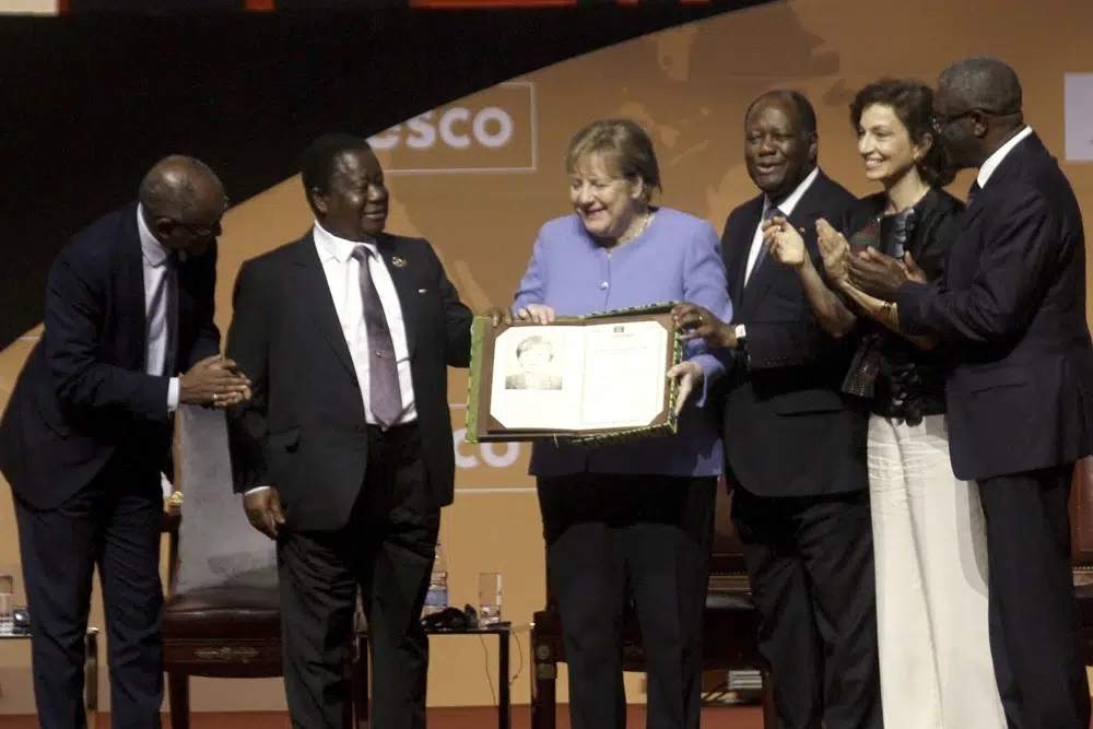 La excanciller alemana Angela Merkel, centro derecha, recibe el premio Felix Houphouet Boigny en Yamoussoukro, Costa de Marfil, miércoles 8 de febrero de 2023