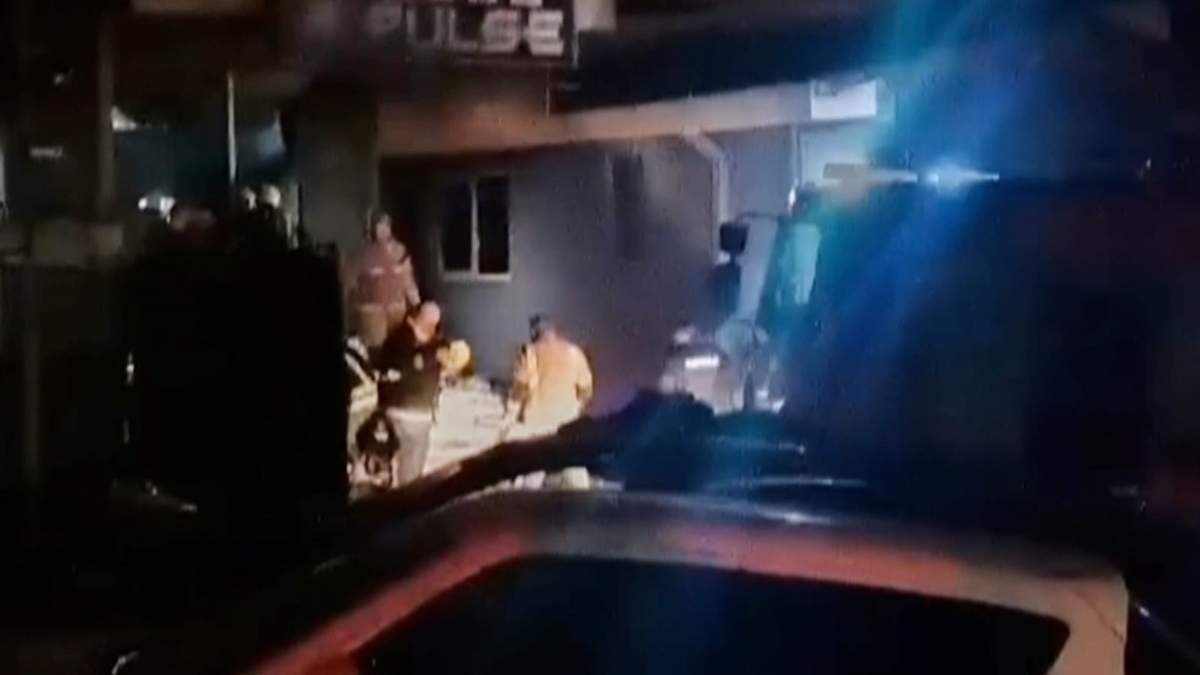 Rescatistas se ven ante un club tras un gran incendio la madrugada del domingo en Kocani Macedonia del Norte, el 16 de marzo de 2025
