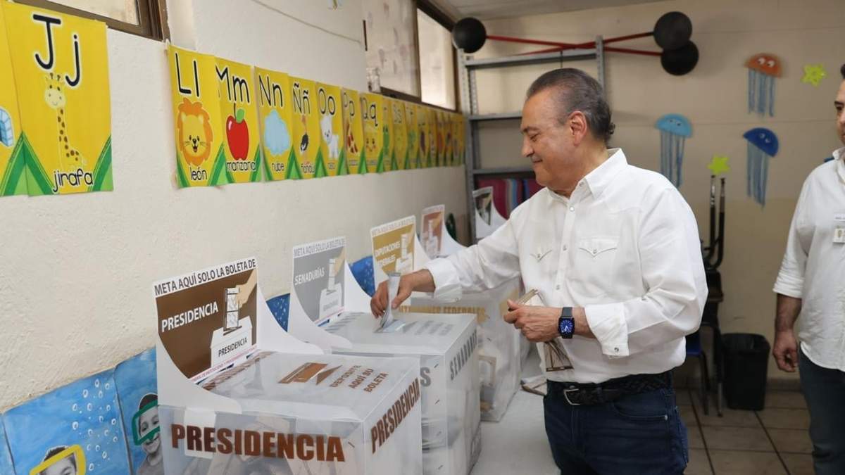 Manlio Fabio Beltrones votando