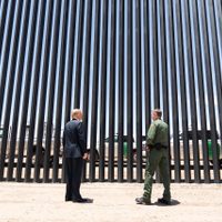 Trump tuitea fotos y video del muro en el preámbulo de su reunión con López Obrador
