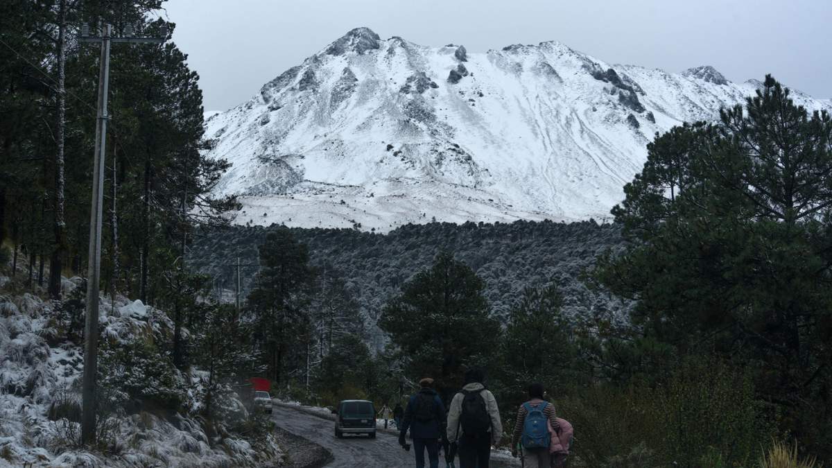Turistas observan el Nevado de Toluca