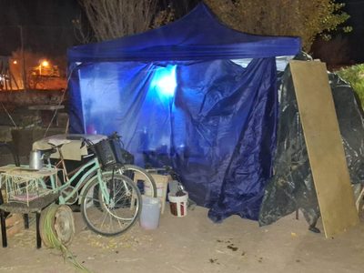 Familia con dos hijos duerme a la intemperie en Rincón de los Sauces por un alquiler impagable