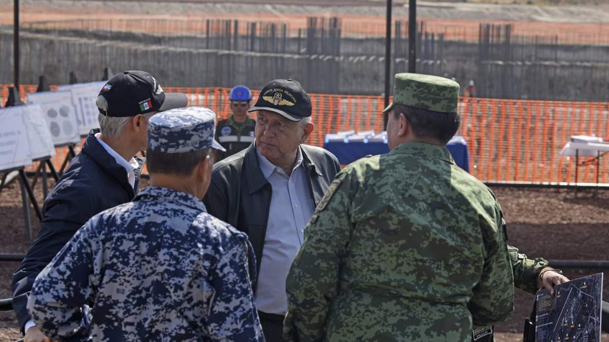 López Obrador supervisa obras en Santa Lucía