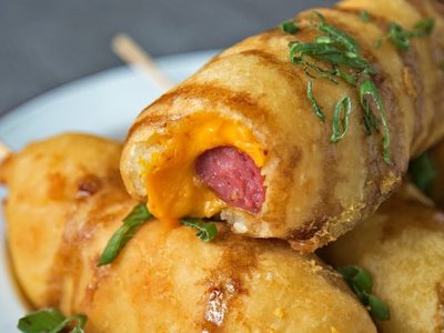 Salchipapas con 4 ingredientes: la receta perfecta para la cena que conquista a grandes y a chicos