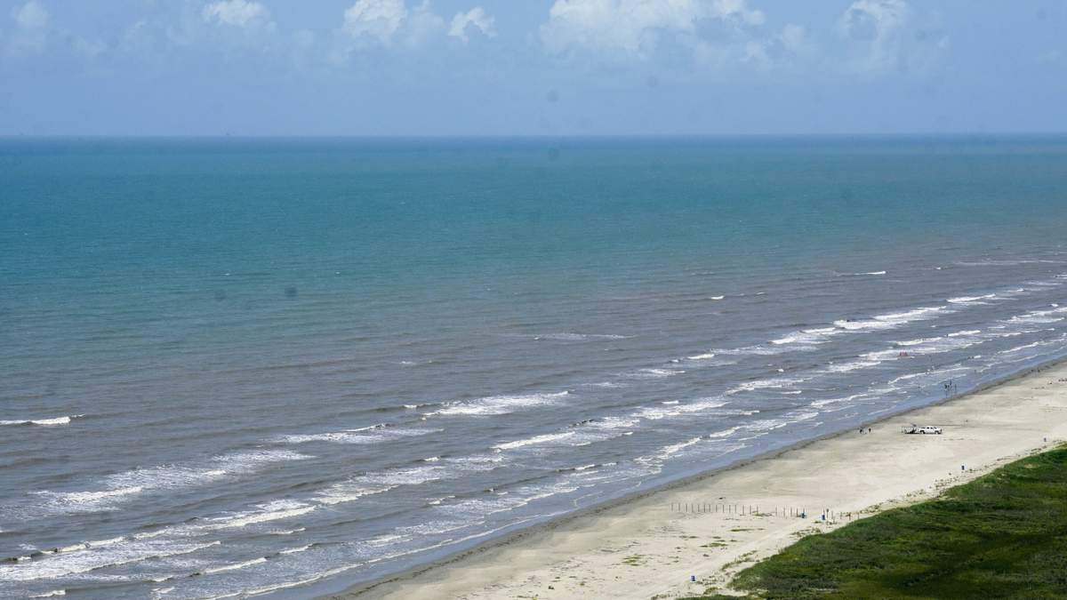 El mar en el Golfo de México más azul de lo habitual frente a la costa de East Beach, en Galveston, Texas