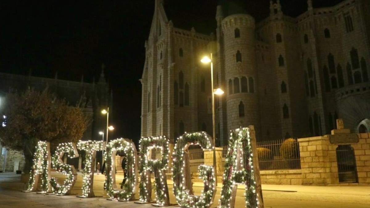 La ciudad de Astorga con iluminación a pleno. Fuente. (Instagram)