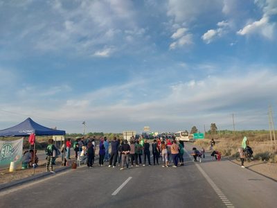 Conflicto en Senillosa: luego de 24 horas de cortes, empleados municipales levantaron los cortes sobre la ruta 22