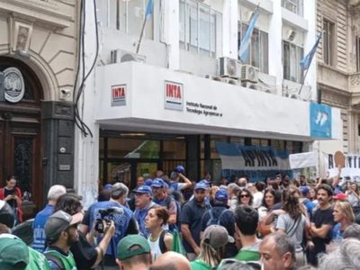 Trabajadores del INTA se movilizaron en rechazo del Gobierno Nacional ante posibles despidos