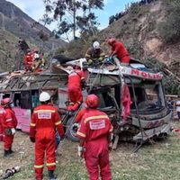 Autobús que viajaba de Lima a la Amazonía peruana se vuelca en una carretera y deja 18 muertos
