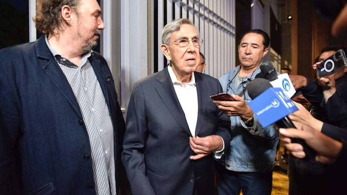 Cuauhtémoc Cárdenas a su llegada al velorio de Muñoz Ledo