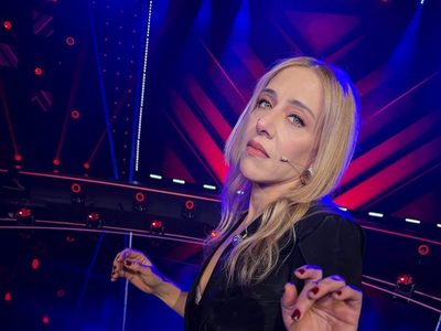 Juliana Gattas brilló con un look glam rock que rescata lo teatral y lo convierte en tendencia