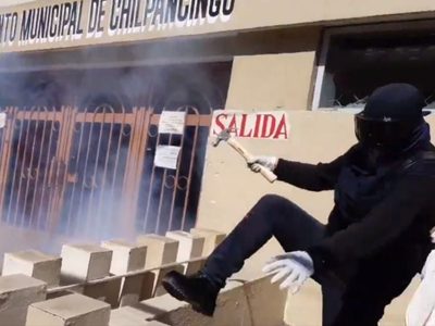 Mujeres marchan en Chilpancingo y vandalizan edificios en protesta por la candidatura de Salgado