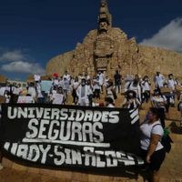 Con manifestación, estudiantes de medicina exigen justicia para Mariana y Karla