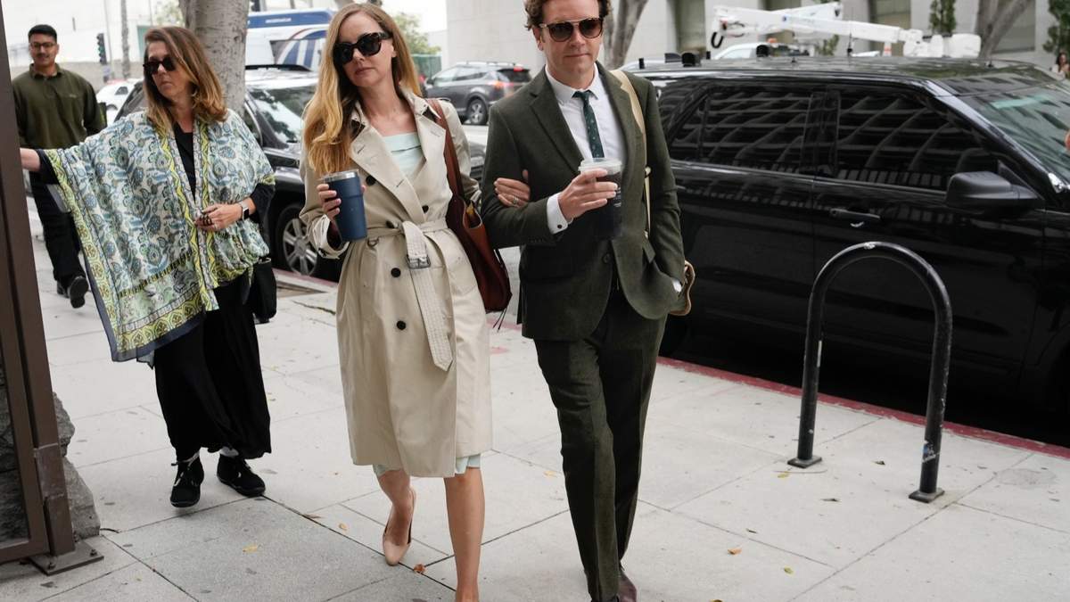 Danny Masterson y su esposa Bijou Phillips llegan para los argumentos finales en su segundo juicio por violación el martes 16 de mayo de 2023 en Los Ángeles
