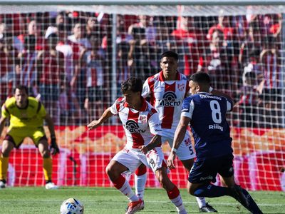 A Instituto lo anularon dos goles ante Talleres en Córdoba y clasificó la T