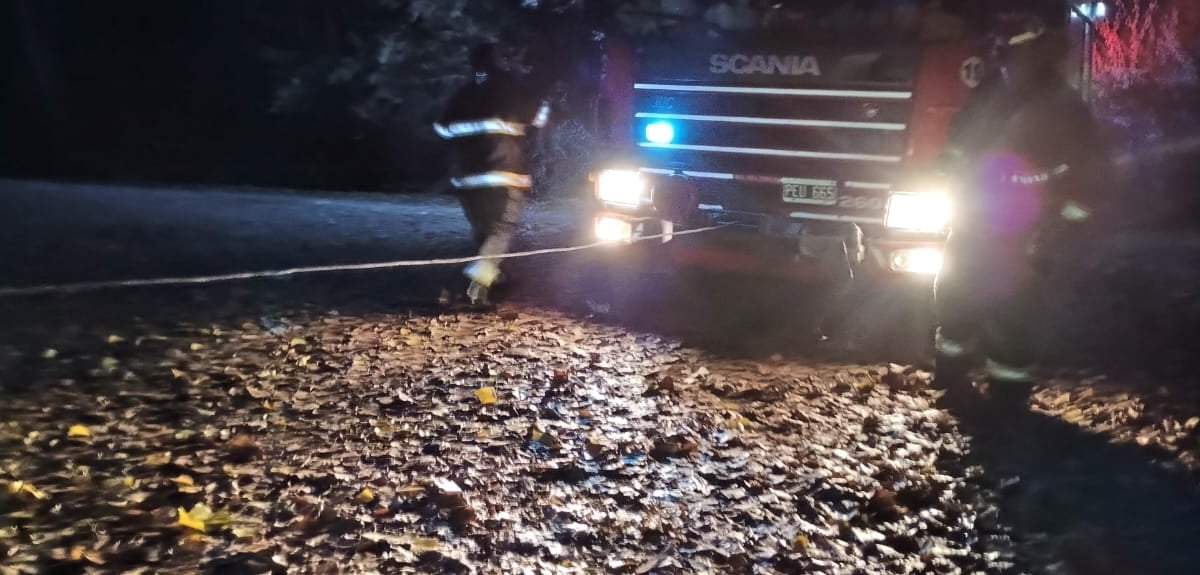 Los bomberos tuvieron que intervenir para sacar la camioneta del río. Fuente: (centenariodigital)