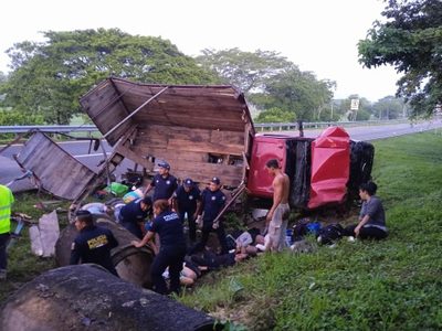 Camión cargado de migrantes choca en Chiapas; hay 16 heridos y 10 muertos