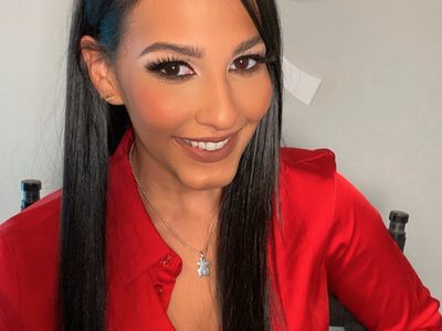 Defensora del "Chapo" y Emma Coronel debuta como cantante