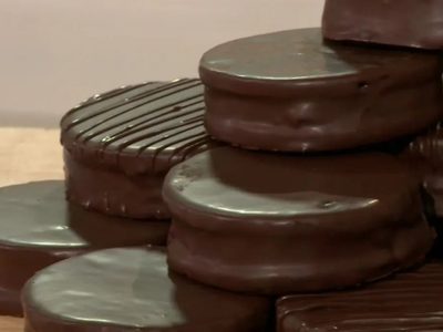 Alfajores de chocolate con centro de malbec y frutos rojos: hacete esta receta tentadora y quedá como todo un chef