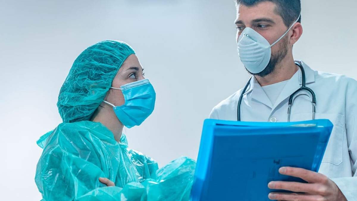 Profesionales y personal de salud, evaluando la información de pacientes con coronavirus. Fuente: (Twitter).