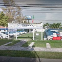 Dos ladrones roban siete vehículos y dinero de local de autos seminuevos en Zapopan